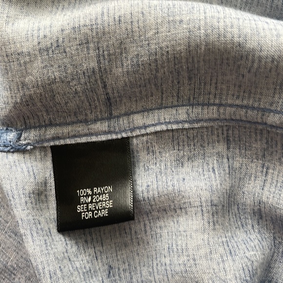 Croft & Barrow Mens Short Sleeves Shirt in Light Blue with slight Tropical Print - Picture 5 of 9